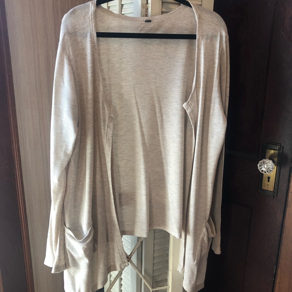 Francesca’s cream colored tapered cardigan with pockets. Size medium